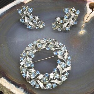 Vintage Signed Coro Blue Rhinestone Wreath Brooch Earring Set Silver Tone 1950s